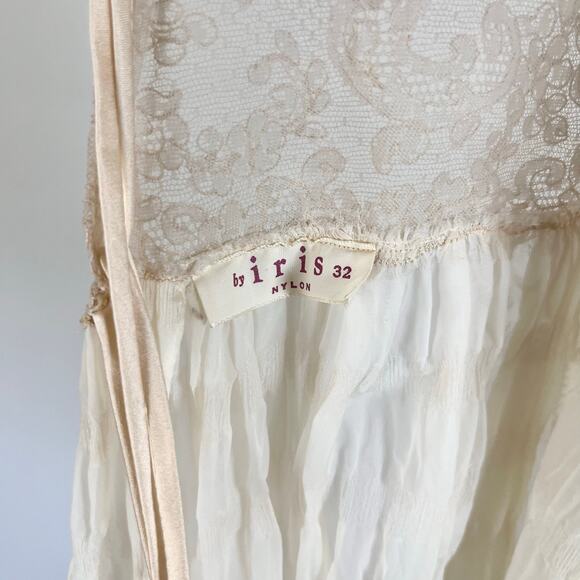 Vintage 1940s Nightgown by Iris Creme Nylon Seersucker Crepe // Size 32 Small - Picture 4 of 11